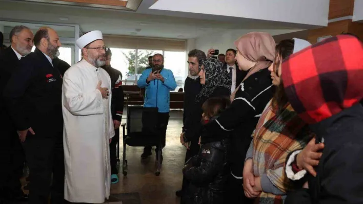 Diyanet İşleri Başkanı Erbaş, Ankara'ya gelen depremzedeleri ziyaret etti