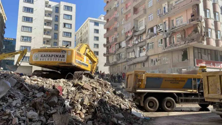 Diyarbakır'daki enkazlarda arama kurtarma çalışmaları devam ediyor