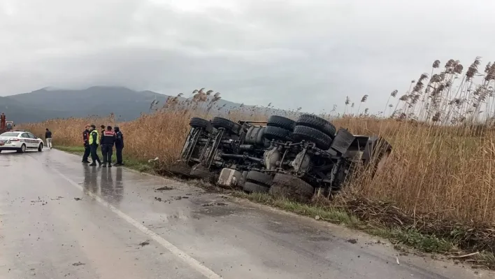 Dolgu malzemesi yüklü kamyon sulama kanalına devrildi: 1 yaralı