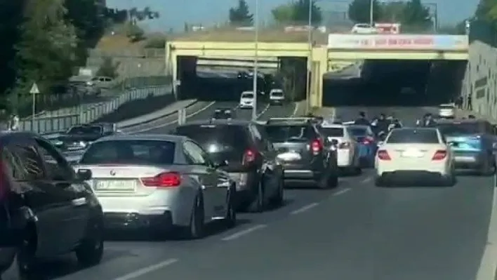 Düğün konvoyunda yolu kapatıp havaya ateş açan magandalar kameraya yansıdı