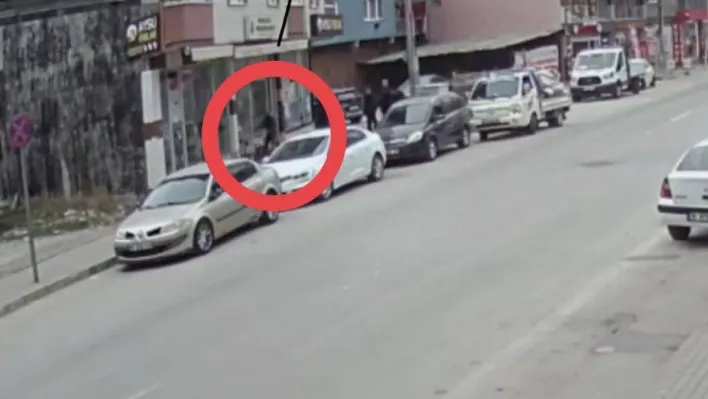 Dükkan sahibi kendi kiracısına sinirlenince camları levye ile kırdı