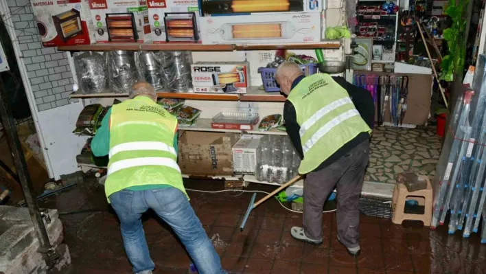 Dükkanını pis su basan vatandaş İSKİ'ye isyan etti, Esenyurt Belediyesi yardımına koştu