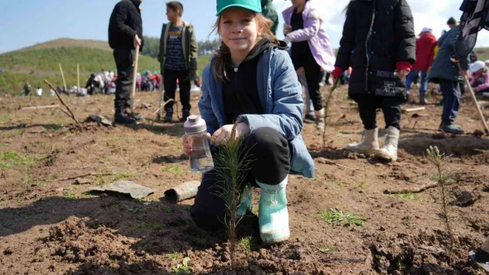 Dünya Ormancılık Günü'nde çocuklar bin fidan dikti