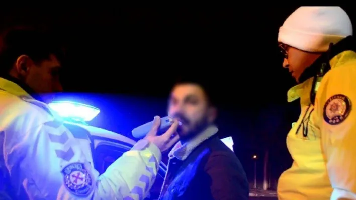 Dur ihtarına uymayan alkollü sürücüden ilginç savunma: 'Polis aracını servis aracı sandım'