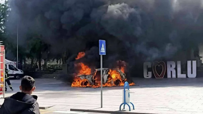 (Düzeltme) Bunalım geçiren vatandaş, kullandığı otomobili yüzlerce kişi önüne benzin döküp yaktı