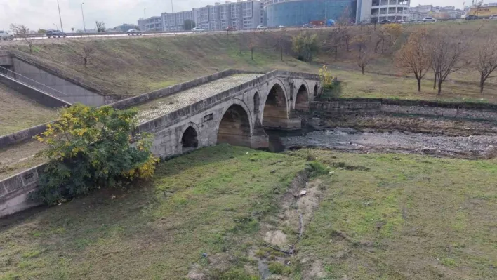 E-5'in yanında çukura terk edildi: 470 yıllık Haramidere Köprüsü içler acısı halde