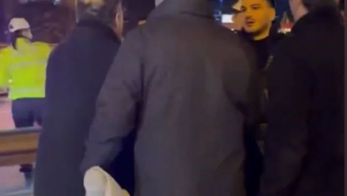 E-5 Karayolu'nda 'makas' kazası sonrası kavga kamerada: Rahat tavırlı sürücüyü linçten polis kurtardı