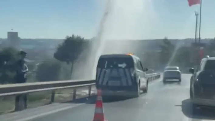 E-5 karayolunda su borusu patladı, trafikte aksamalar yaşandı