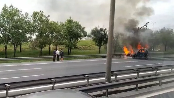 E80 Karayolu'nda seyir halindeki araç alev alev yandı