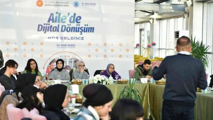 Ebeveynlerine dijital okuryazarlık öğretecek gençlerin eğitimleri başladı