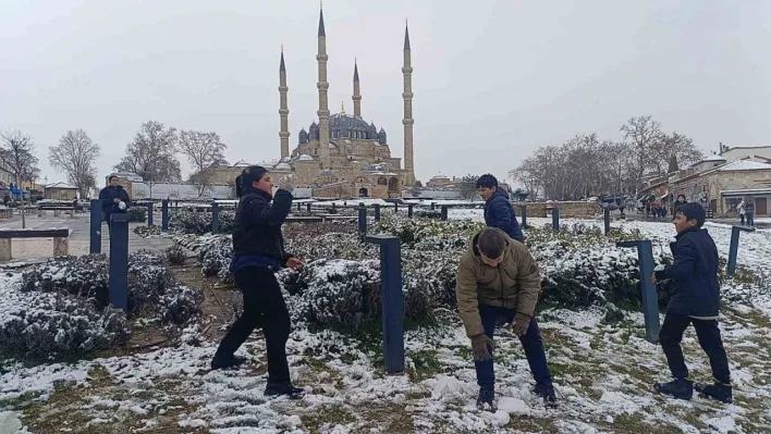 Edirne beyaza büründü, çocuklar karın tadını çıkardı