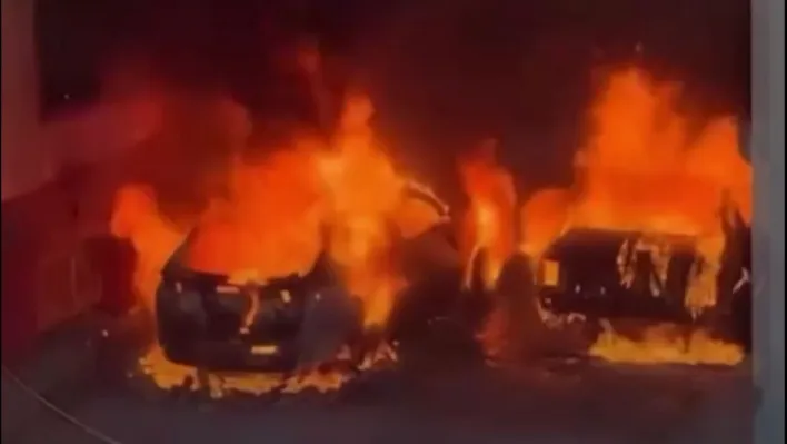 Edirne'de 2 otomobil kundaklandı