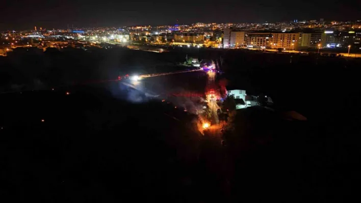 Edirne'de anız yangını paniğe neden oldu: Alevler evlere sıçramadan söndürüldü