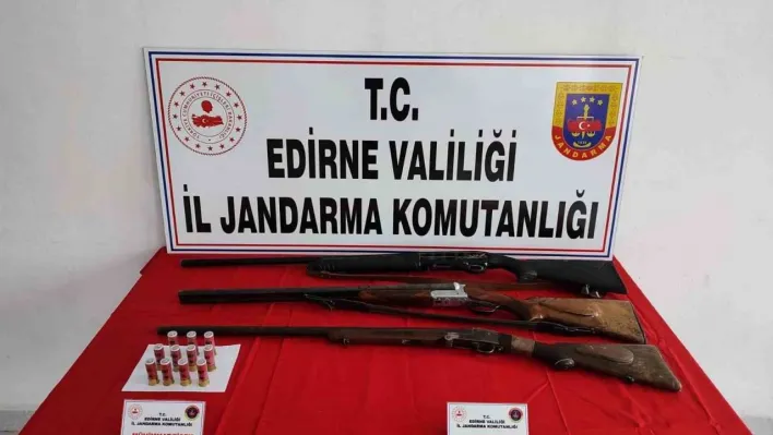 Edirne'de bir evde yapılan aramada ruhsatsız av tüfekleri ele geçirildi