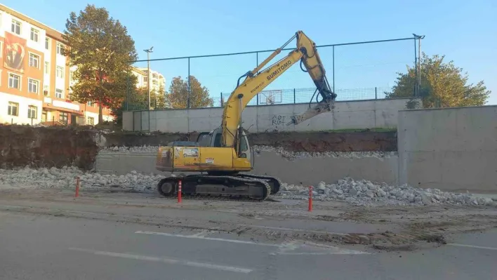 Edirne'de devrilme tehlikesi taşıyan okul duvarı yenileniyor