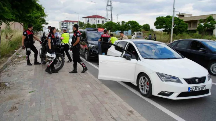 Edirne'de dur ihtarına uymadılar: Otomobilden uyuşturucu attılar