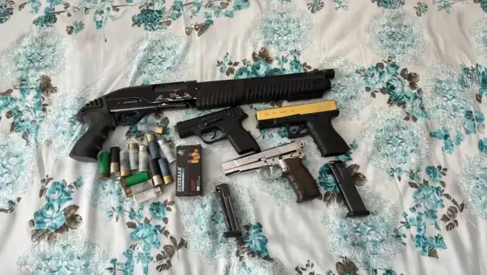 Edirne'de evden ruhsatsız tabancalar ve mühimmat çıktı