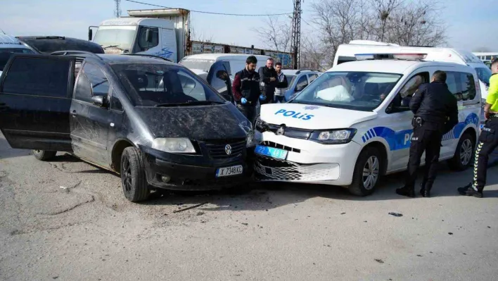 Edirne'de günlerdir polislerden kaçan sürücü ekip otosuna çarptı: 2 polis yaralı