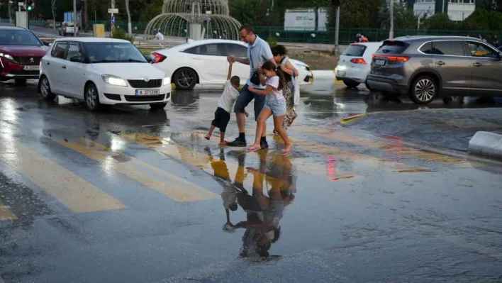 Edirne'de içme suyu hattı yine patladı: Cadde göle döndü, vatandaş isyanda