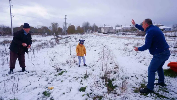 Edirne'de kar yağışı kartpostallık görüntüler oluşturdu