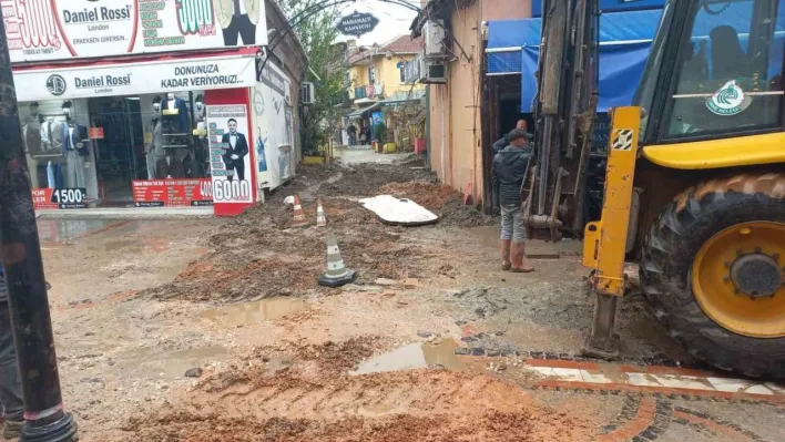 Edirne'de lağım suları caddeyi bastı