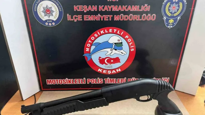 Edirne'de lastiklerine ateş açılarak durdurulan otomobildeki 2 kişi gözaltına alındı