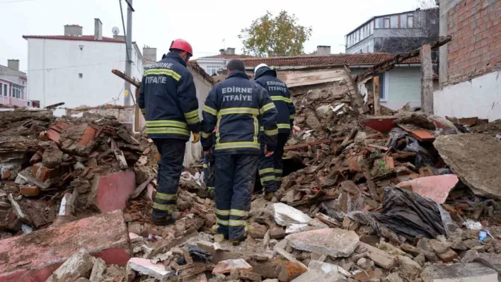 Edirne'de metruk bina çöktü: 2 kişi enkaz altında kaldı