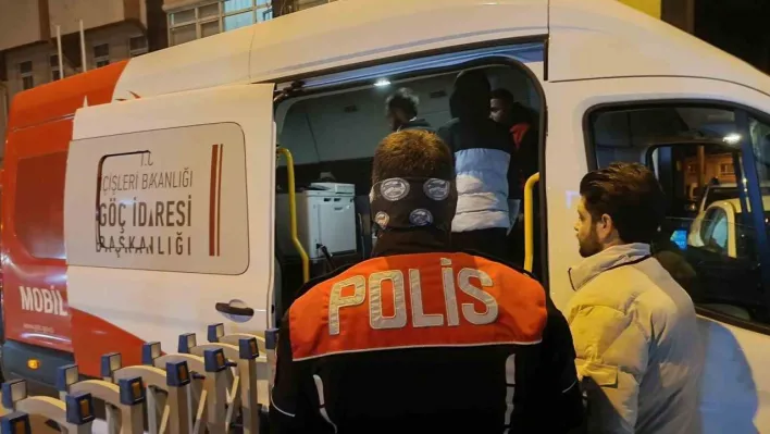 Edirne'de nefes kesen göçmen operasyonu: 17 kaçak göçmen ve 1 FETÖ şüphelisi yakalandı