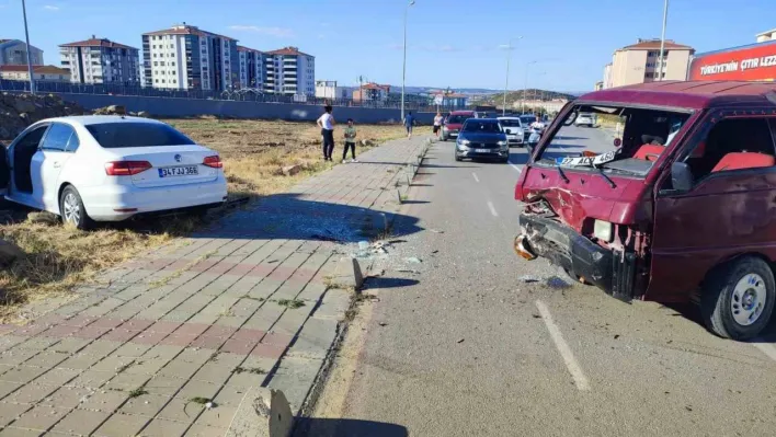 Edirne'de otomobil ve panelvan çarpıştı: 3 yaralı