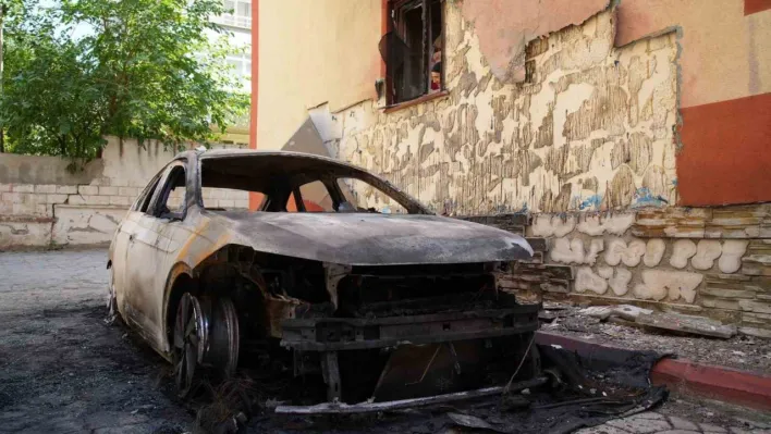 Edirne'de park halindeki iki otomobil alev alev yandı