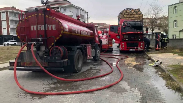 Edirne'de park halindeki kamyon alev alev yandı