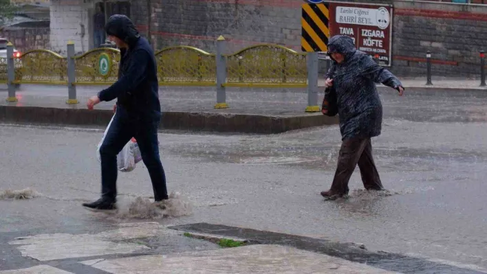 Edirne'de sağanak yağış zor anlar yaşattı