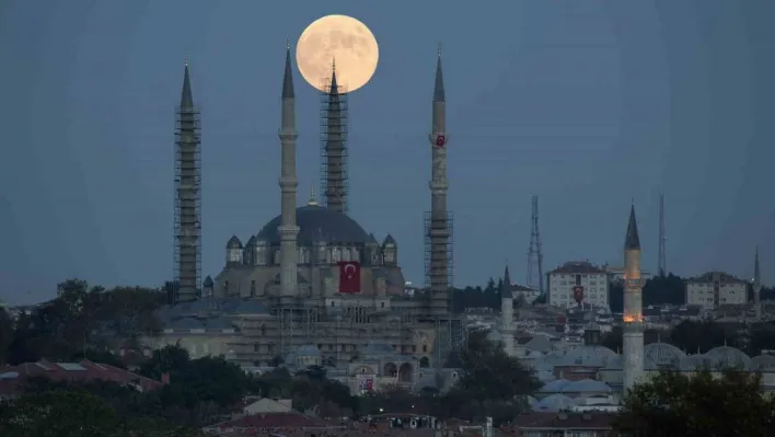 Edirne'de Selimiye Camii ile dolunay manzarası mest etti