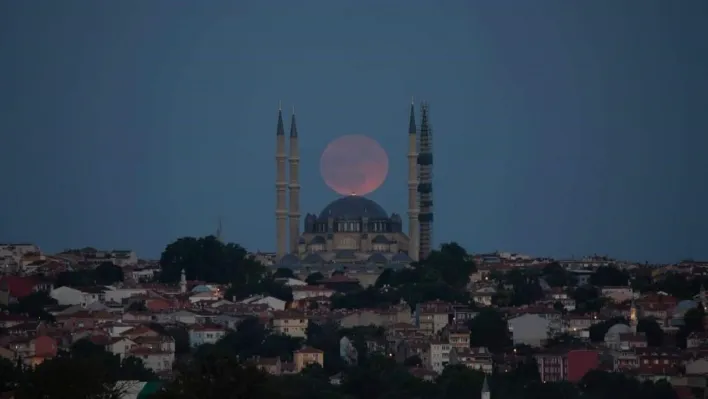 Edirne'de Selimiye Camii ve dolunay görsel şölen oluşturdu