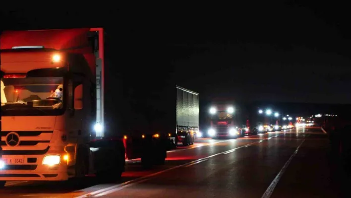 Edirne'de şoförler 20 kilometrelik tır kuyruğunda sahur yaptı