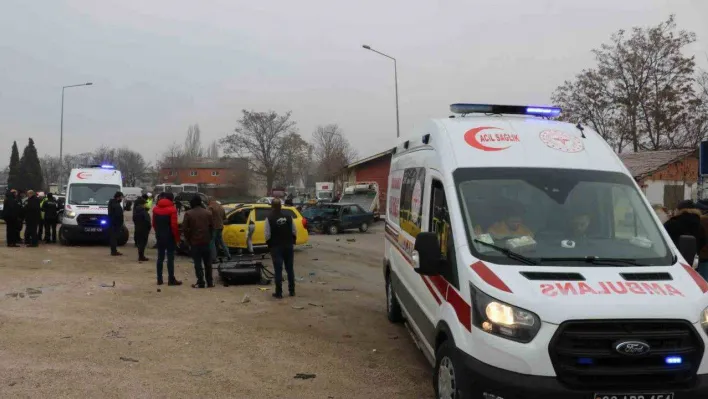 Edirne'de ticari taksi ile otomobilin çarpışma anı kamerada