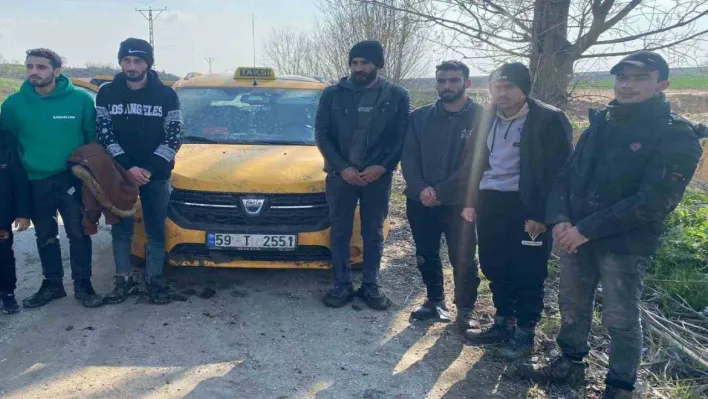 Edirne'de ticari taksiden 9 kaçak göçmen çıktı