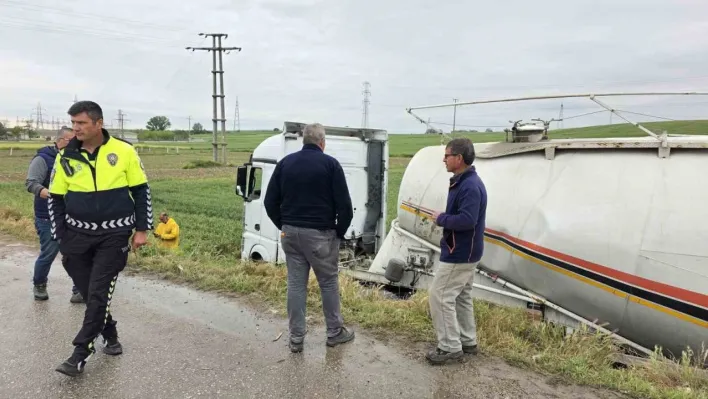 Edirne'de treyler silobas tarlaya devrildi: 1 yaralı
