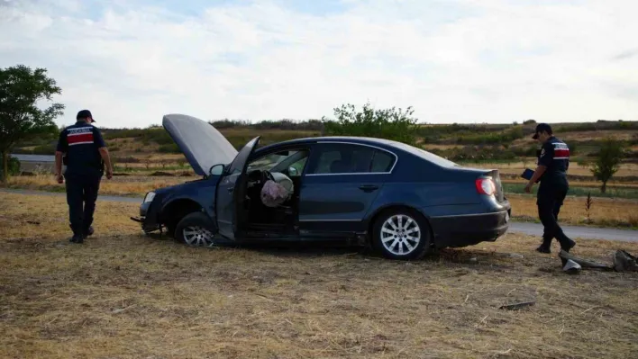 Edirne'de yoldan çıkan otomobil refüje çıktı: 5 yaralı