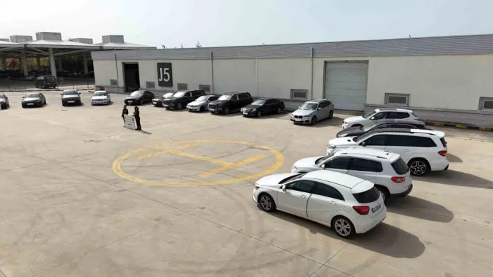 Edirne'de yüz milyonlarca lira değerinde onlarca lüks araca el koyuldu