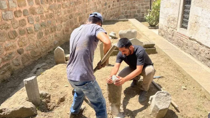 Edirne'deki Hıdırağa Camisi'nin haziresindeki mezar taşları onarıldı