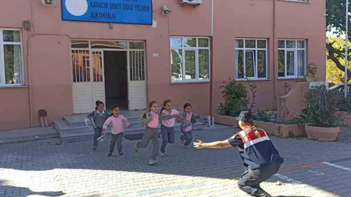 Edirne jandarması çocuklara vatan sevgisini aşıladı