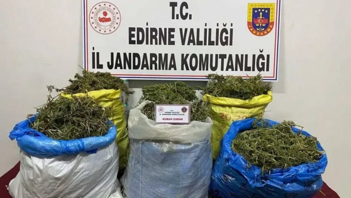 Edirne jandarması Meriç Nehri'nde şişme bot içinde uyuşturucu ele geçirdi