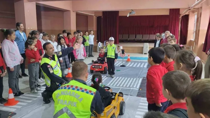 Edirne jandarmasından öğrencilere trafik eğitimi