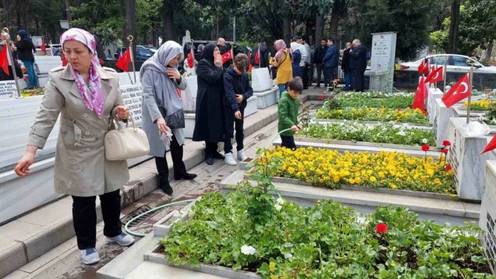 Edirnekapı Şehitliği'nde buruk bayram