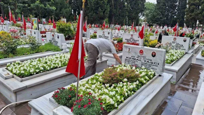 Edirnekapı Şehitliği'nde buruk Babalar Günü