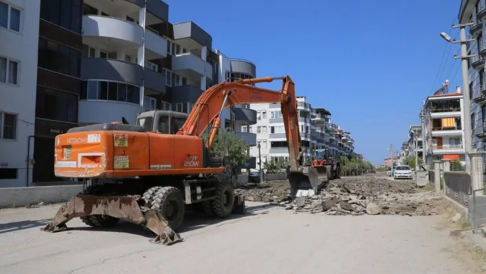 Edremit Belediyesi yol yapım çalışmalarına devam ediyor