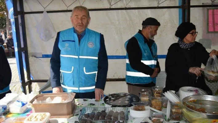 Edremit İlçe Müftülüğü depremzedeler için meydanda çadır kurdu