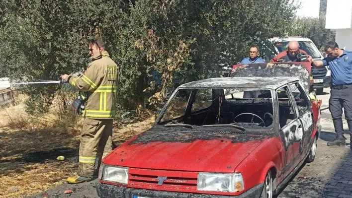 Edremit'te araç yangını otluk alana sıçradı