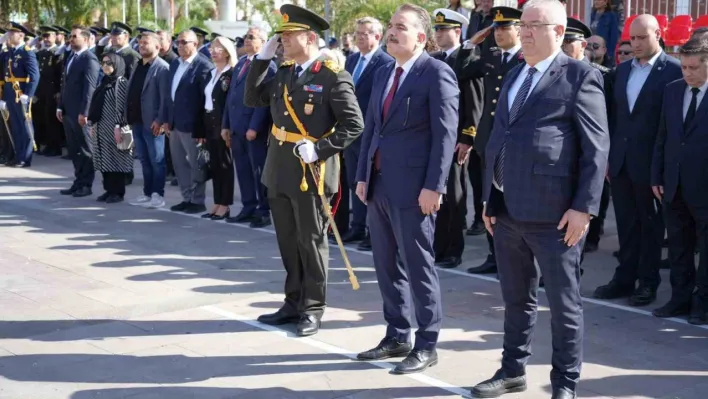 Edremit'te Cumhuriyet Bayramı kutlamaları, Atatürk Anıtına çelek sunumuyla başladı